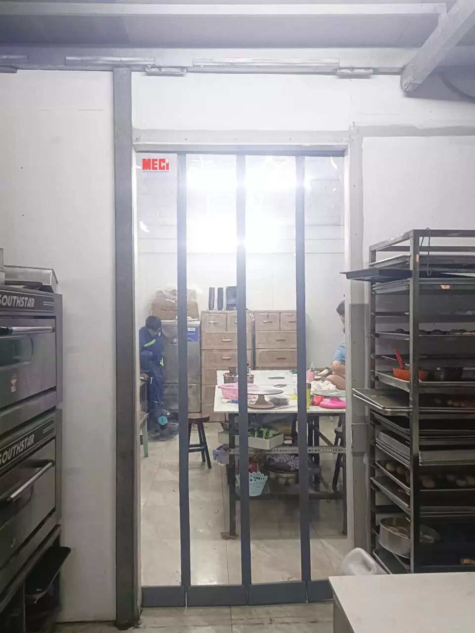 Rèm nhựa nam châm lắp tại vị trí ra vào bếp chế biến lương thực