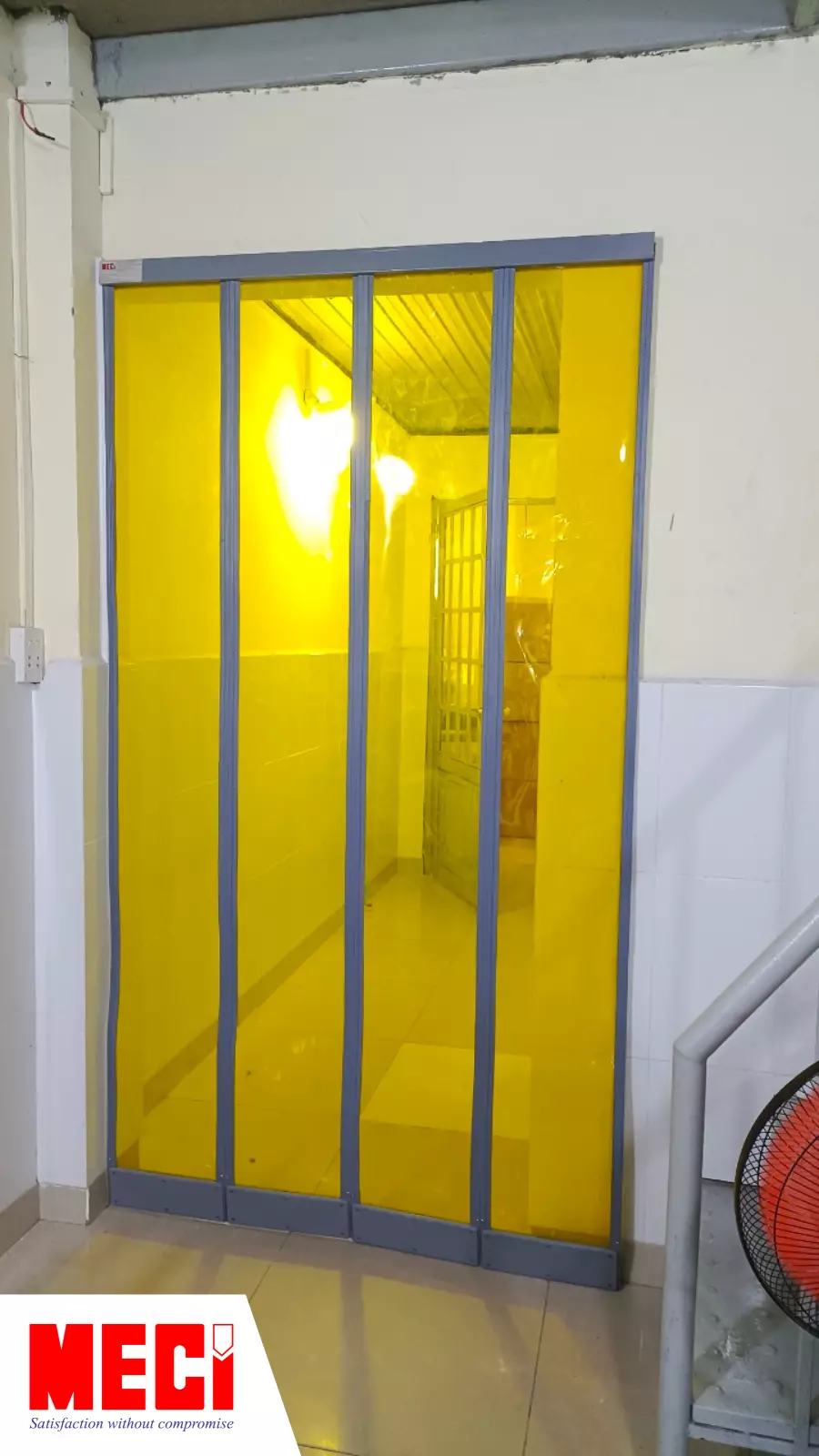 Rèm nhựa nam châm tại vị trí ra vào nhà ở