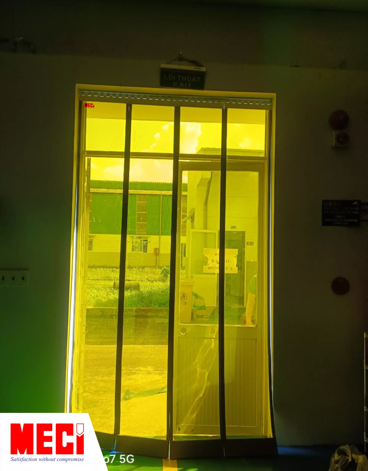 Rèm nhựa nam châm vàng lắp tại khu vực ra vào 