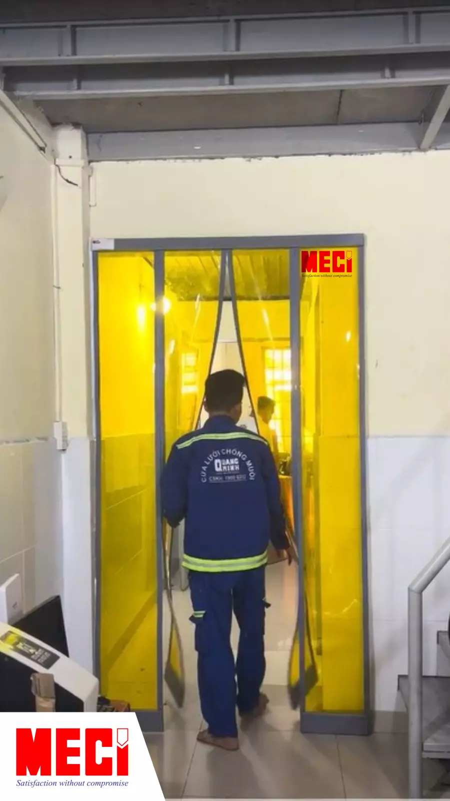 Anh kỹ thuật đang đi qua rèm nhựa nam châm vàng