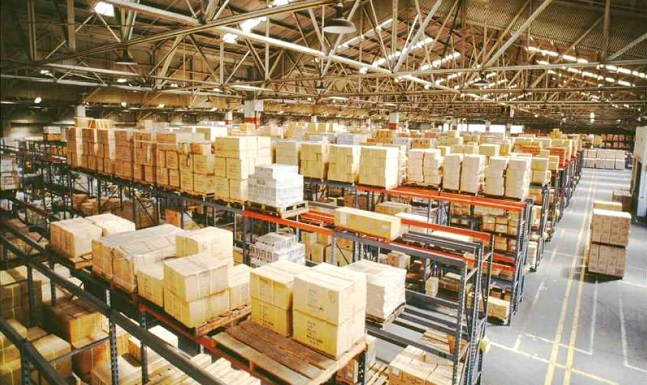 Hàng hóa trong một nhà kho thông minh được phân loại và sắp xếp ngăn nắp trên giá đỡ