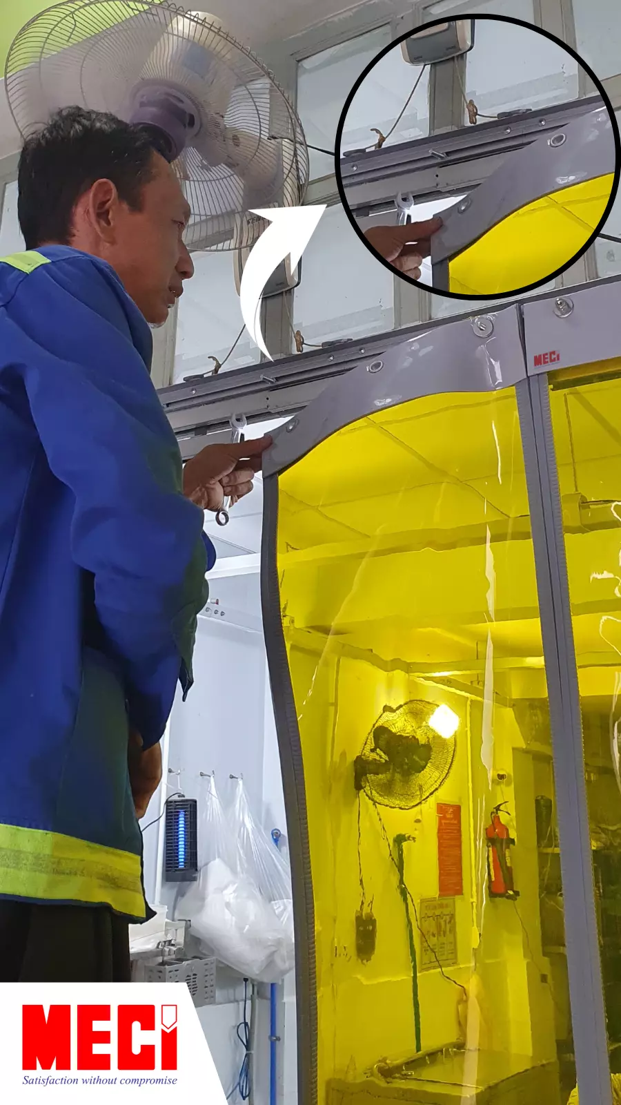 Nhân viên MECI đang lắp rèm nhựa nam châm vàng