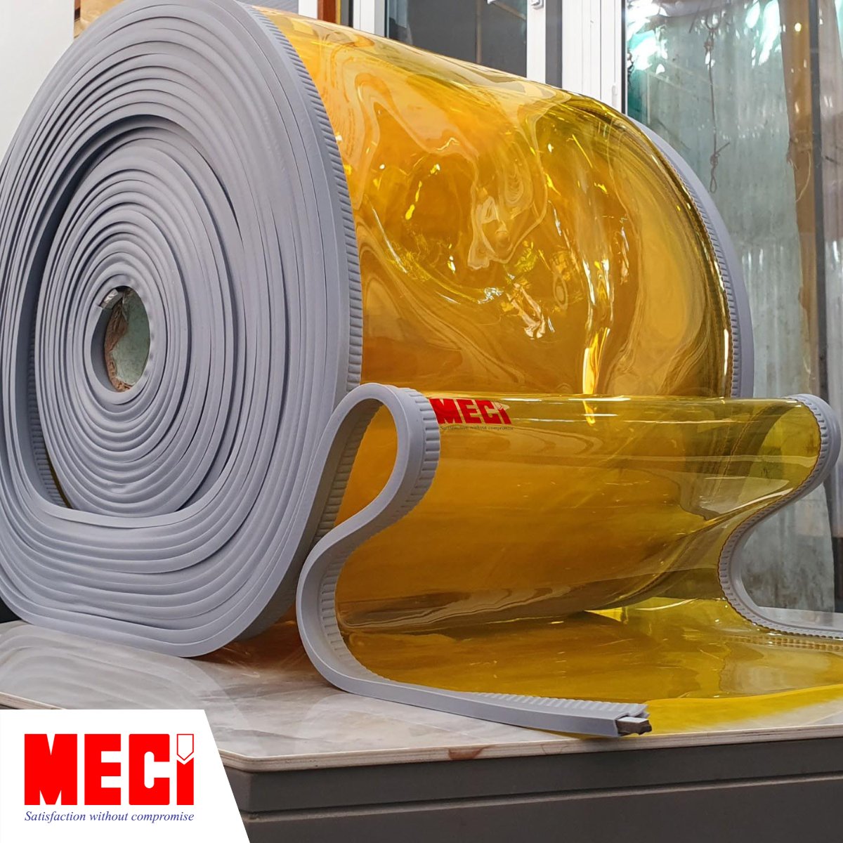 cuộn nhưa nam châm màu vàng trong trên bàn