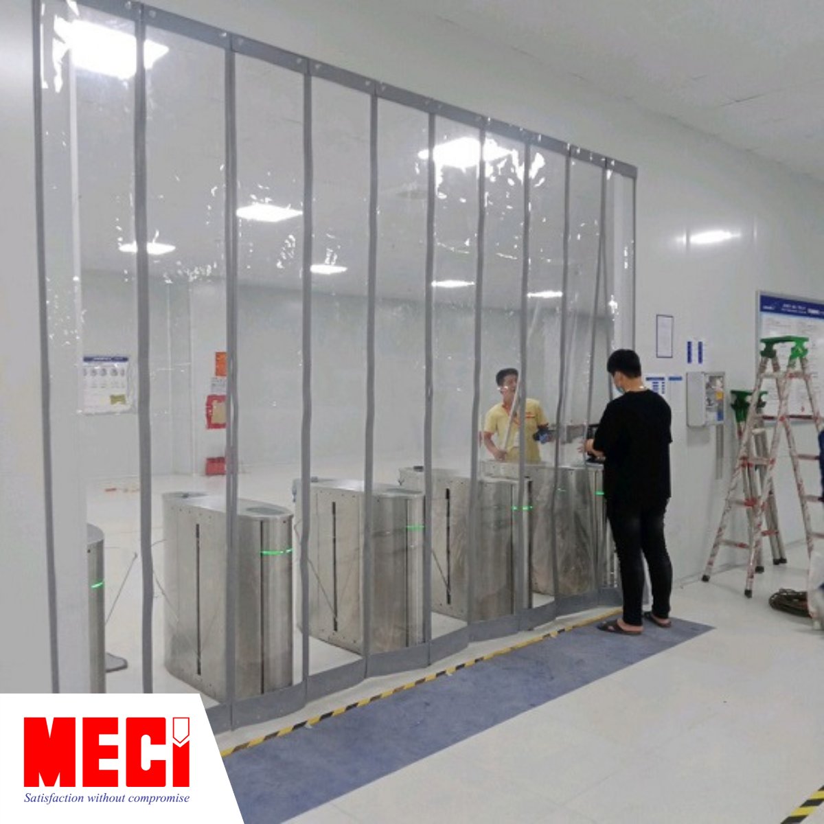 rèm nhựa PVC lớp ở lối ra vào, có hai người đàn ông đứng ở hai phía bên trong và bên ngoài tấm rèm