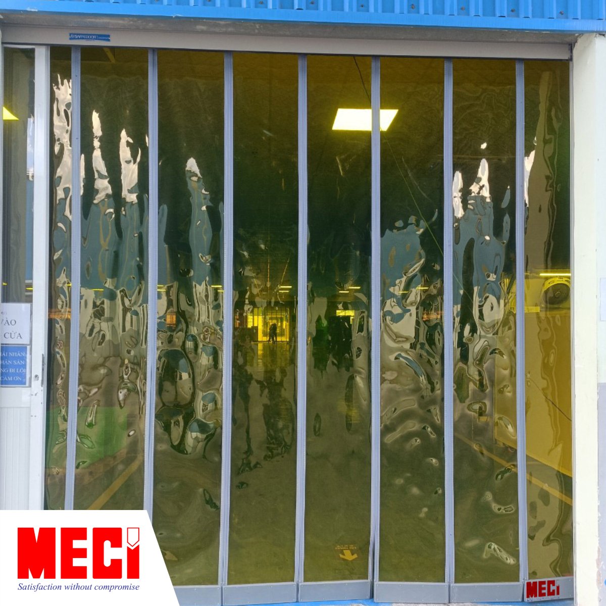rèm nhựa nam châm màu vàng lắp ở lối đi vào một nhà máy