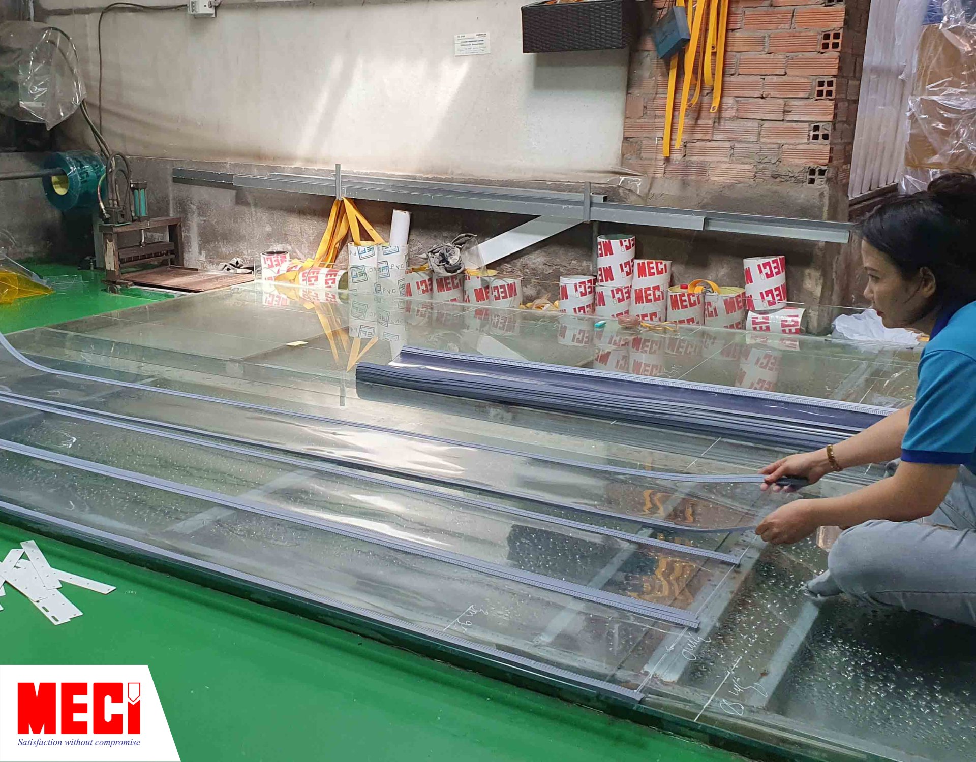 người phụ nữ đang xếp các miếng nhựa nam châm cạnh nhau