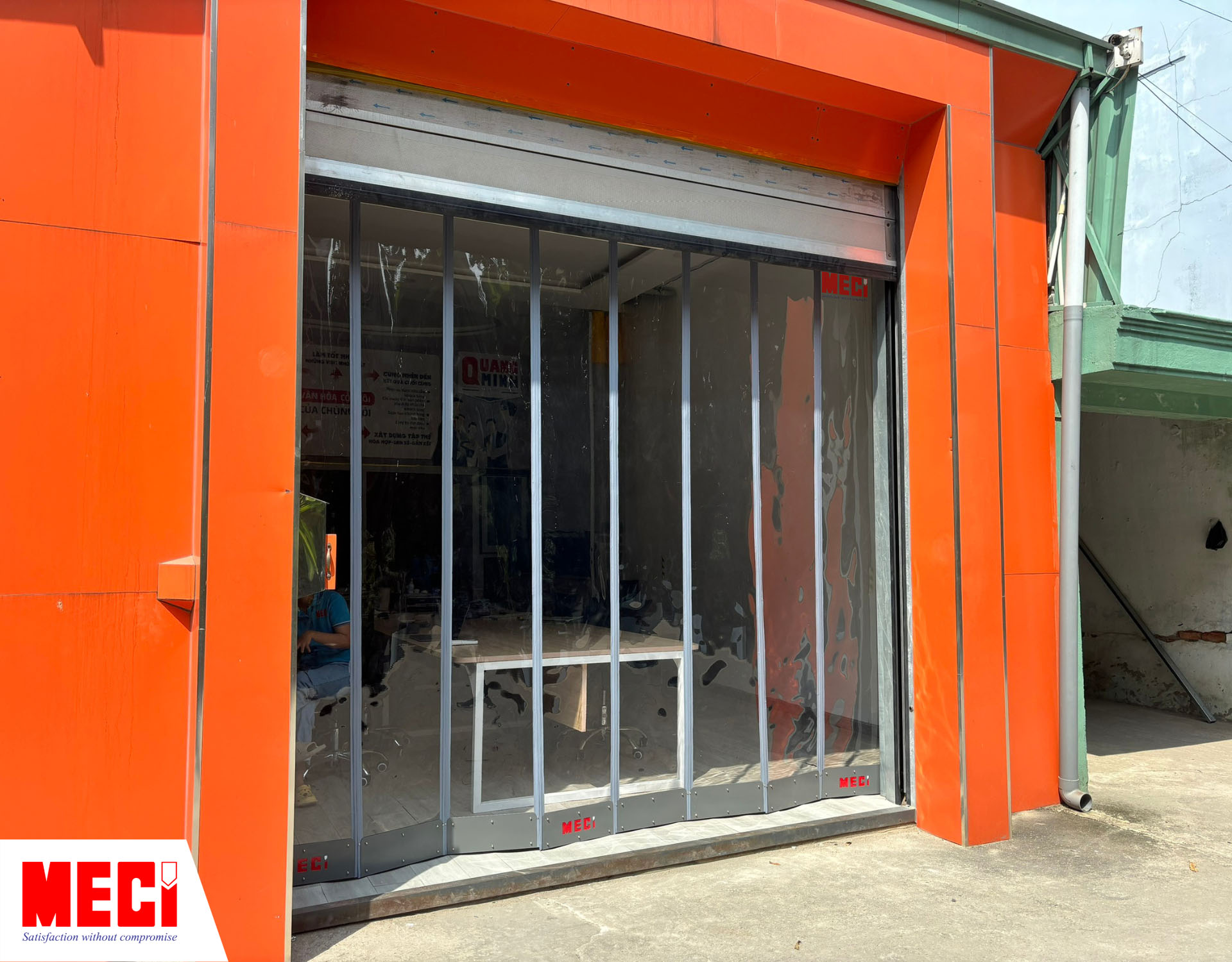 Ảnh chụp bên ngời một căn phòng, ngay lối ra vào có lắp rèm nhựa nam châm trắng trong suốt