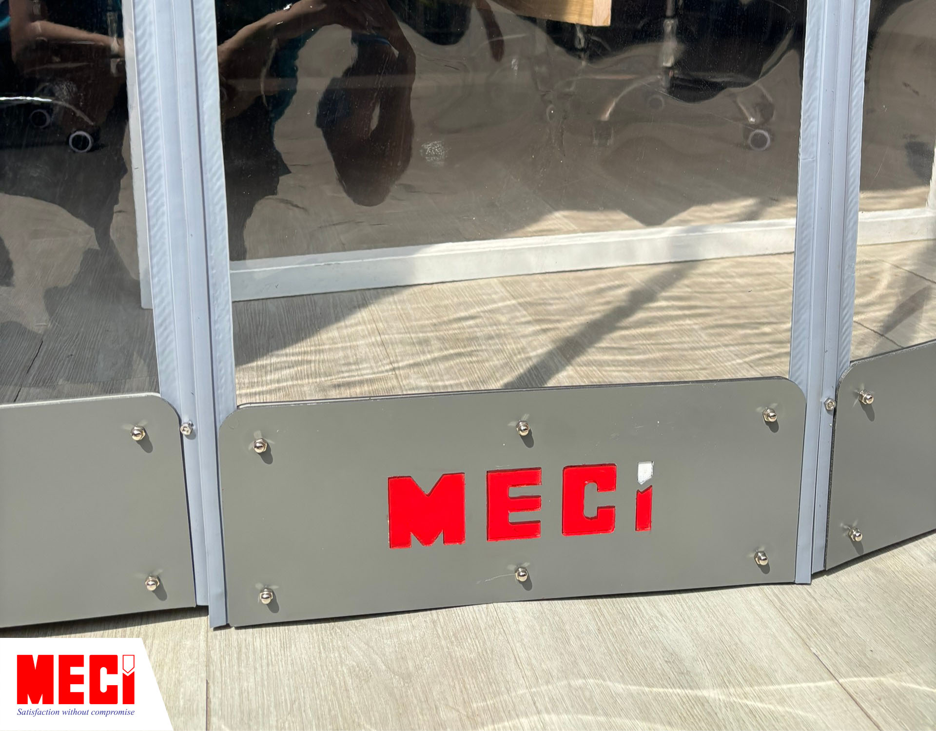 Ảnh chụp tấm nẹp đối trọng ở chân viền nam châm có logo MECI bên trên