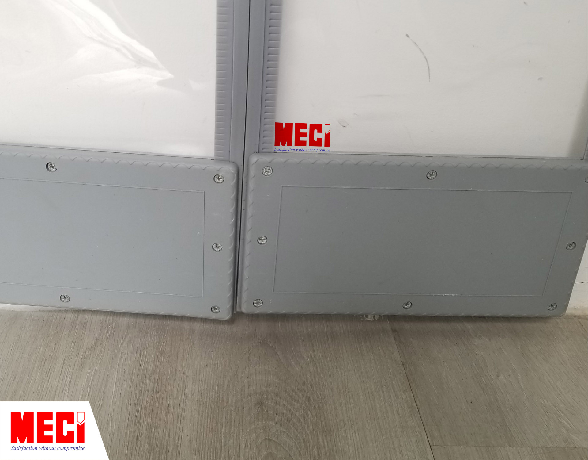 Ảnh chụp cận tấm nẹp đối trọng bằng nhựa bảng 400mm