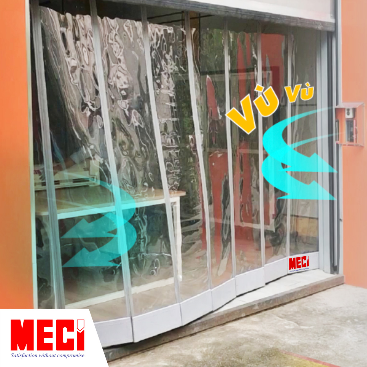 một tấm rèm nam châm được lắp phía trước lối ra vào một căn phòng, gió thổ làm thân tấm rèm phồng lên