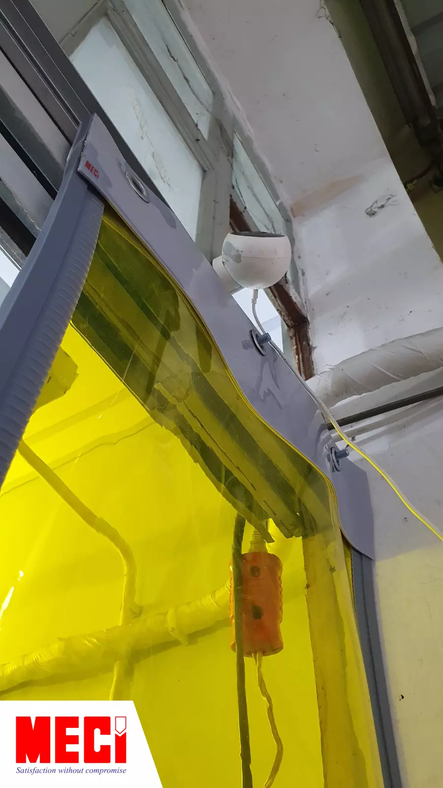 Sợi rèm màu vàng PVC lắp trên thanh ray