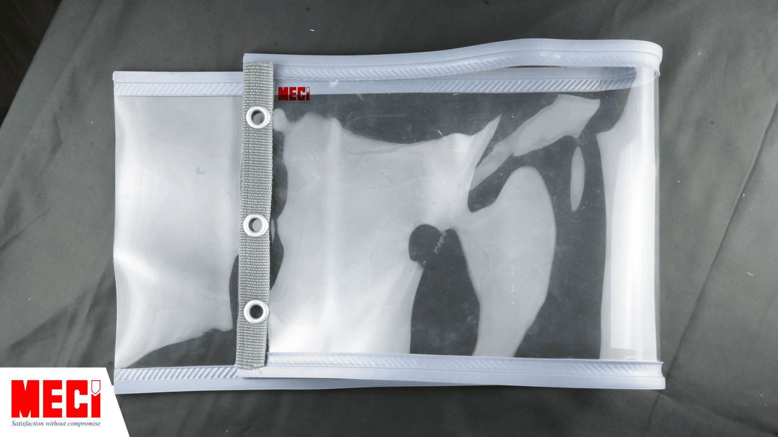  Tấm rèm nhựa nam châm đã được bấm khuyên