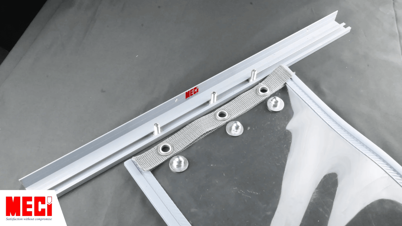 Ước chừng vị trí lắp tấm rèm với con ốc