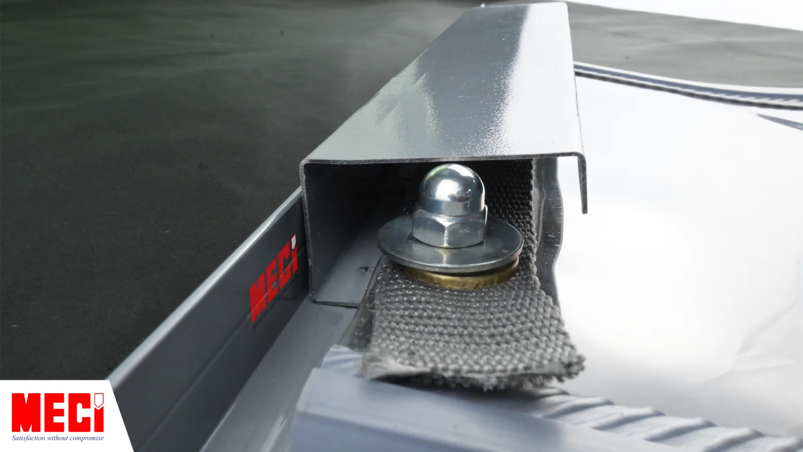 Cận cảnh vị trí bên dưới tấm ốp