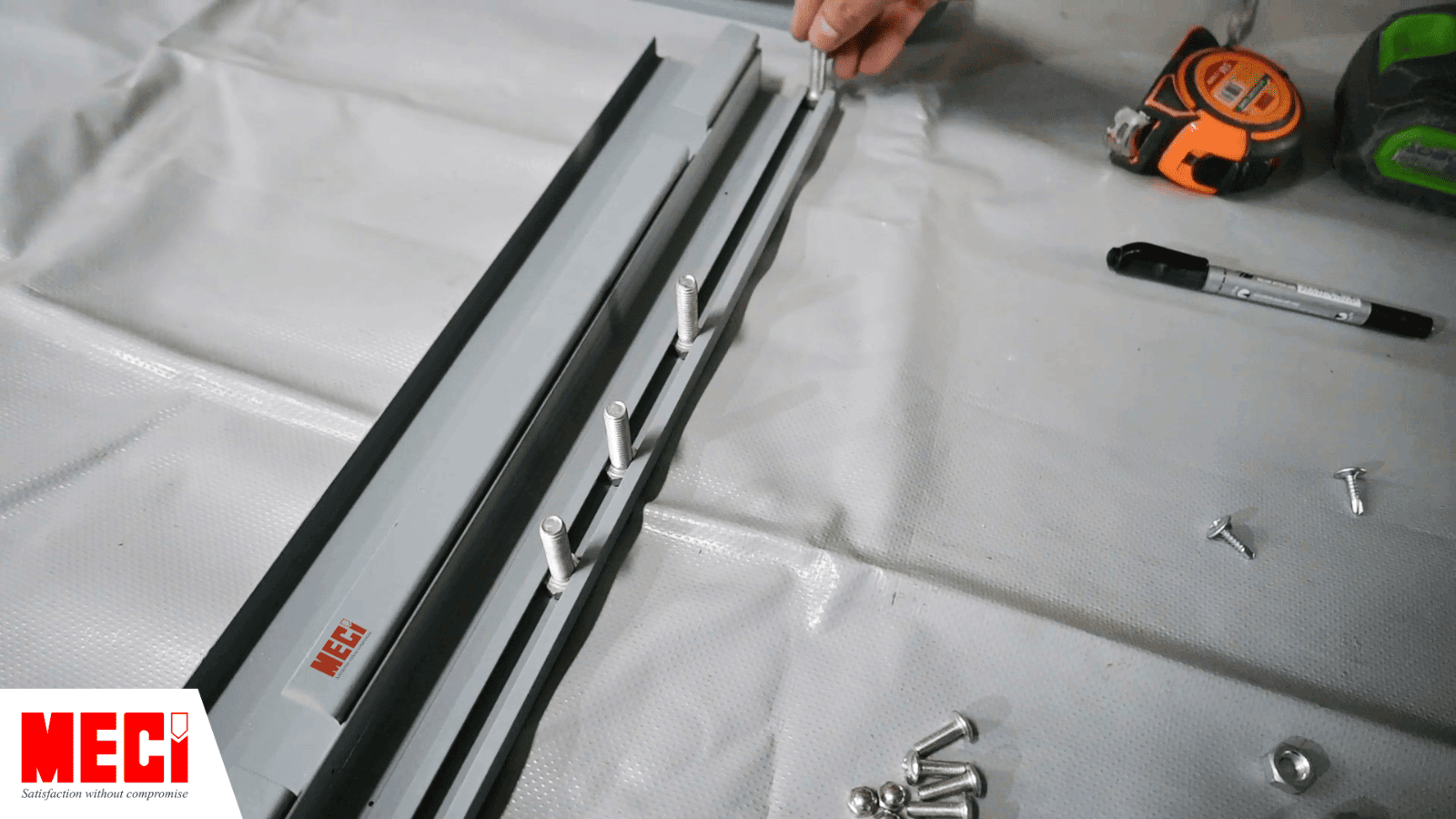 luồng ốc vít từ đầu thanh ray vào là thao tác chính xác