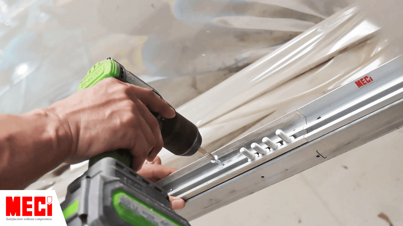 khoan ốc vít cố định thanh ray vào tường