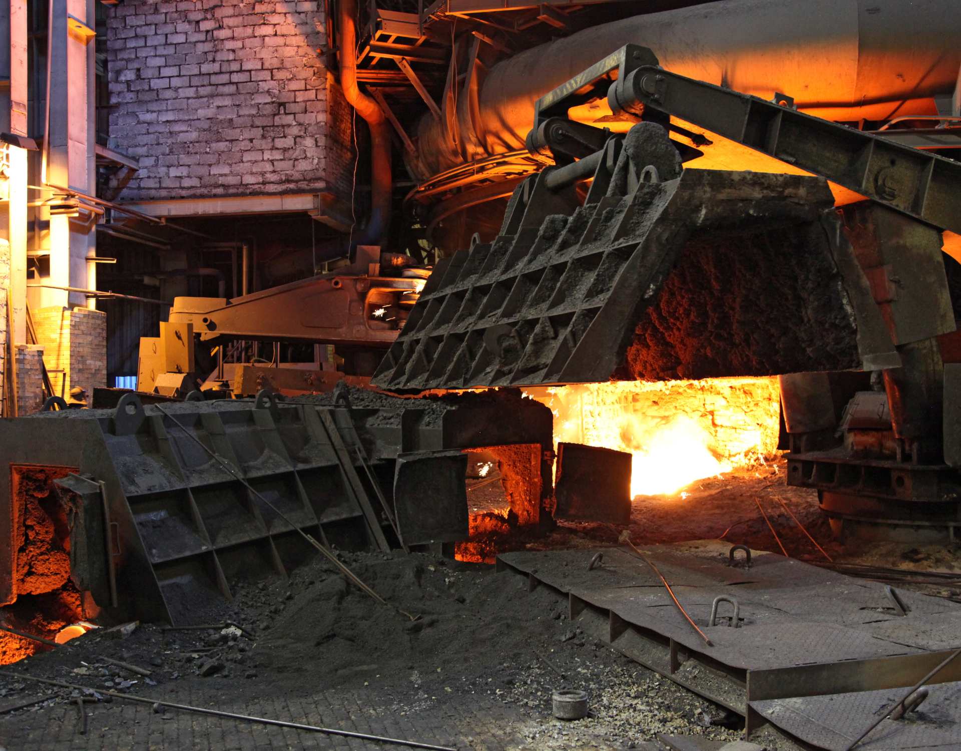 khu vực nung sắt, có lò nung đang rực lửa trong nhà máy chế biến thép