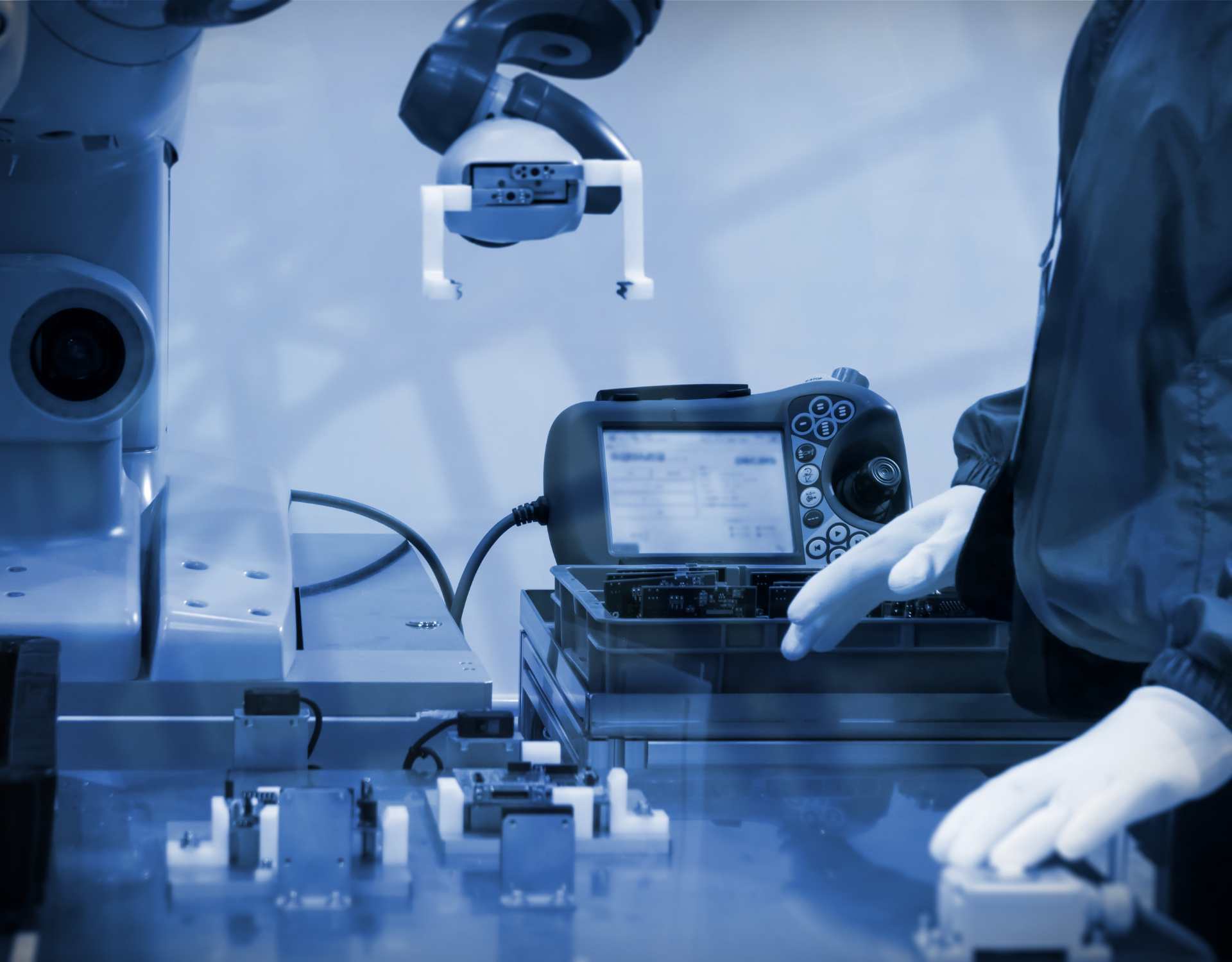 có một bàn tay đang điều khiển một thiết bị tự động hoá