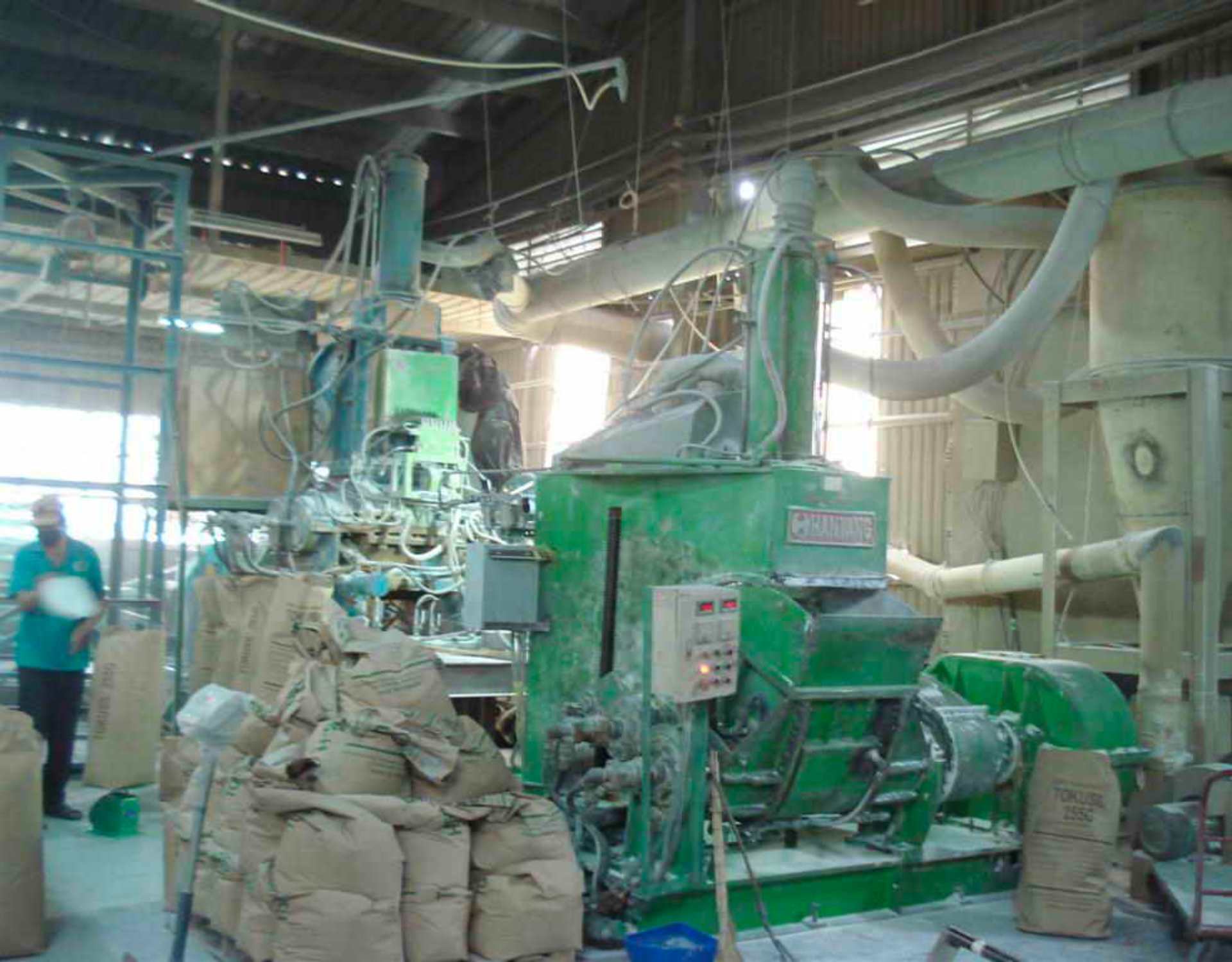 trong nhà máy có nhiều máy móc kích thước lớn, thải ra nhiều bụi bẩn