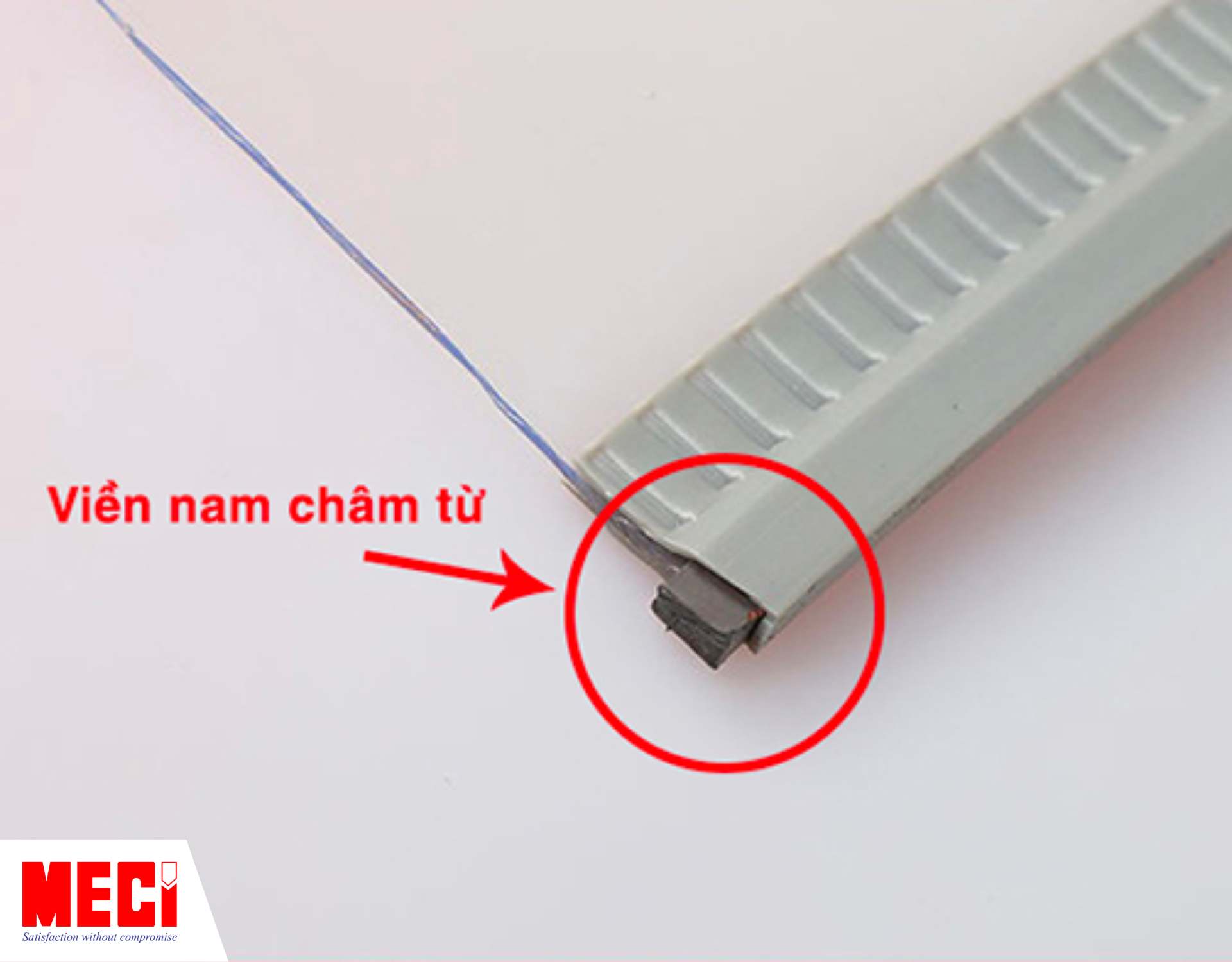 cạnh tấm nhựa pvc trong suốt được nẹp lớp cao su dẻ, bên trong chứa sợi nam châm