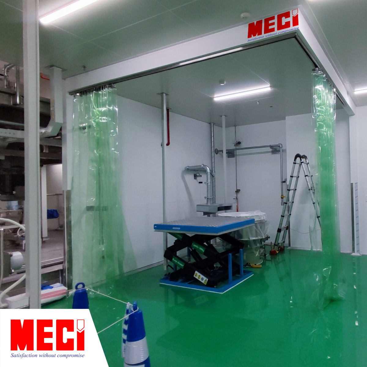 một căn phòng sát góc nhà máy 2 mặt ngoài lắp rèm xếp gấp, rèm đang được gấp gọn lại