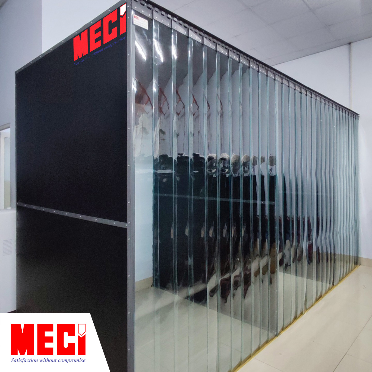 một căn phòng nhỏ hình hộp được lắp rèm thả sợi ở mặt trước