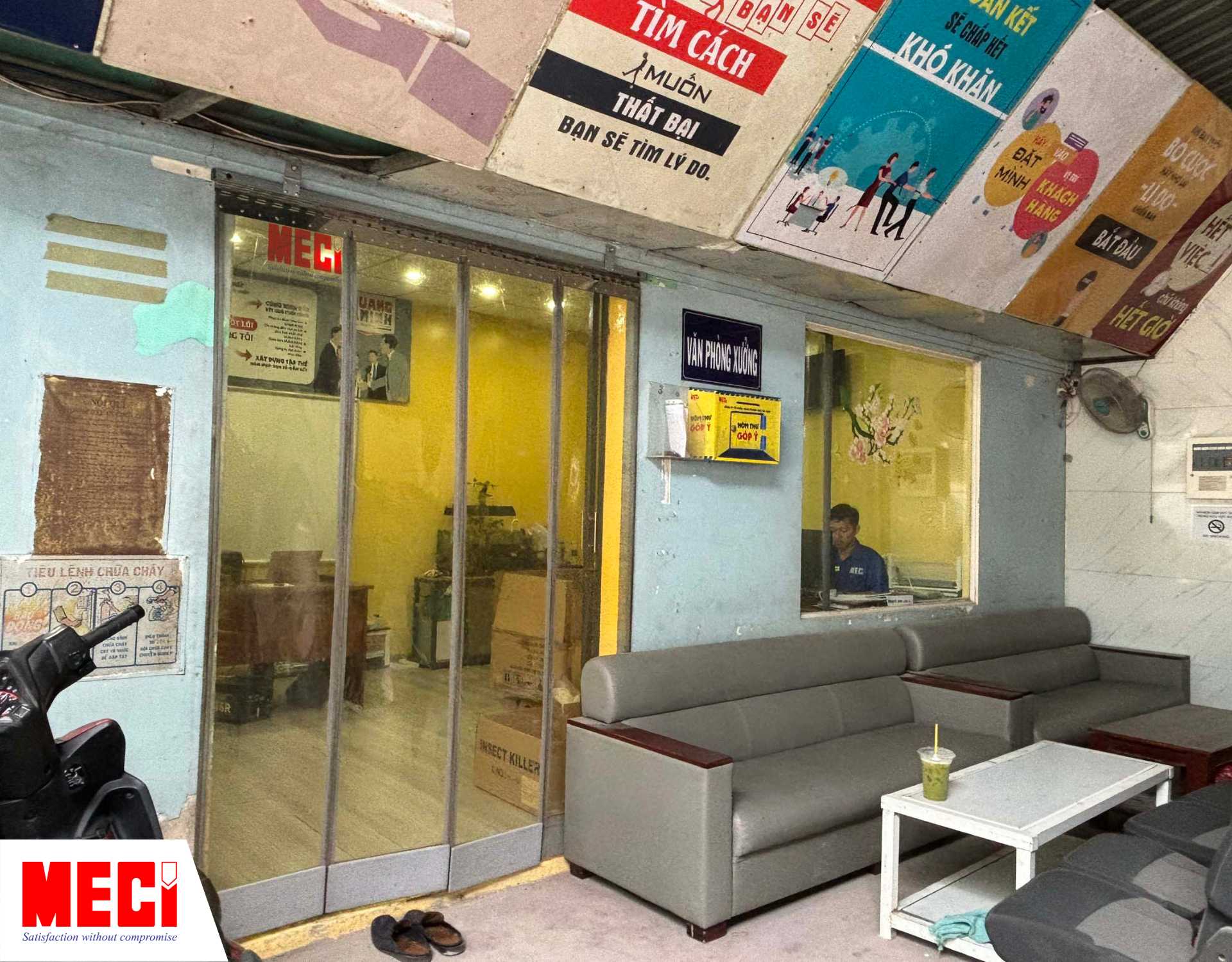 rèm nam châm được lắp tại lối ra vào 1 căn phòng, bên trong căn phòng có người làm việc, phía trước có 1 bộ sofa và bàn 