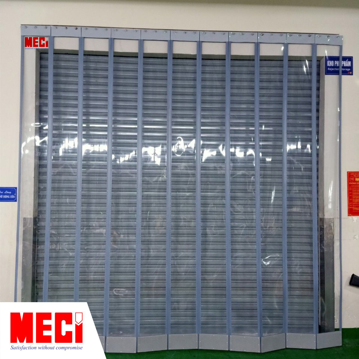 cái rèm nam châm được lắp bên ngoài cửa cuốn nan nhôm