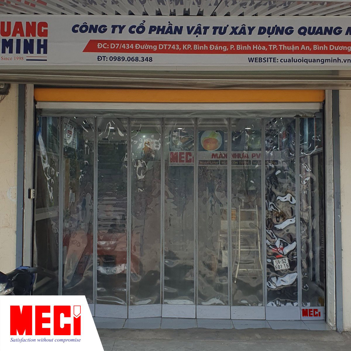 rèm nhựa nam châm được lắp ở lối ra vào 1 cửa hàng