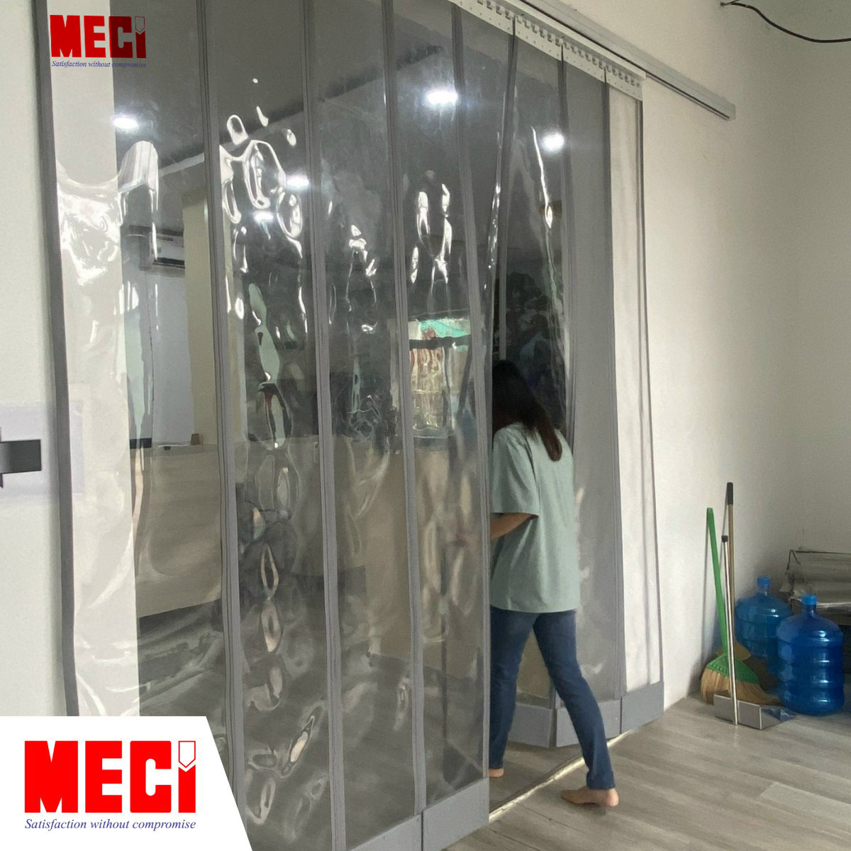 một người nữ vén rèm nam châm để đi qua