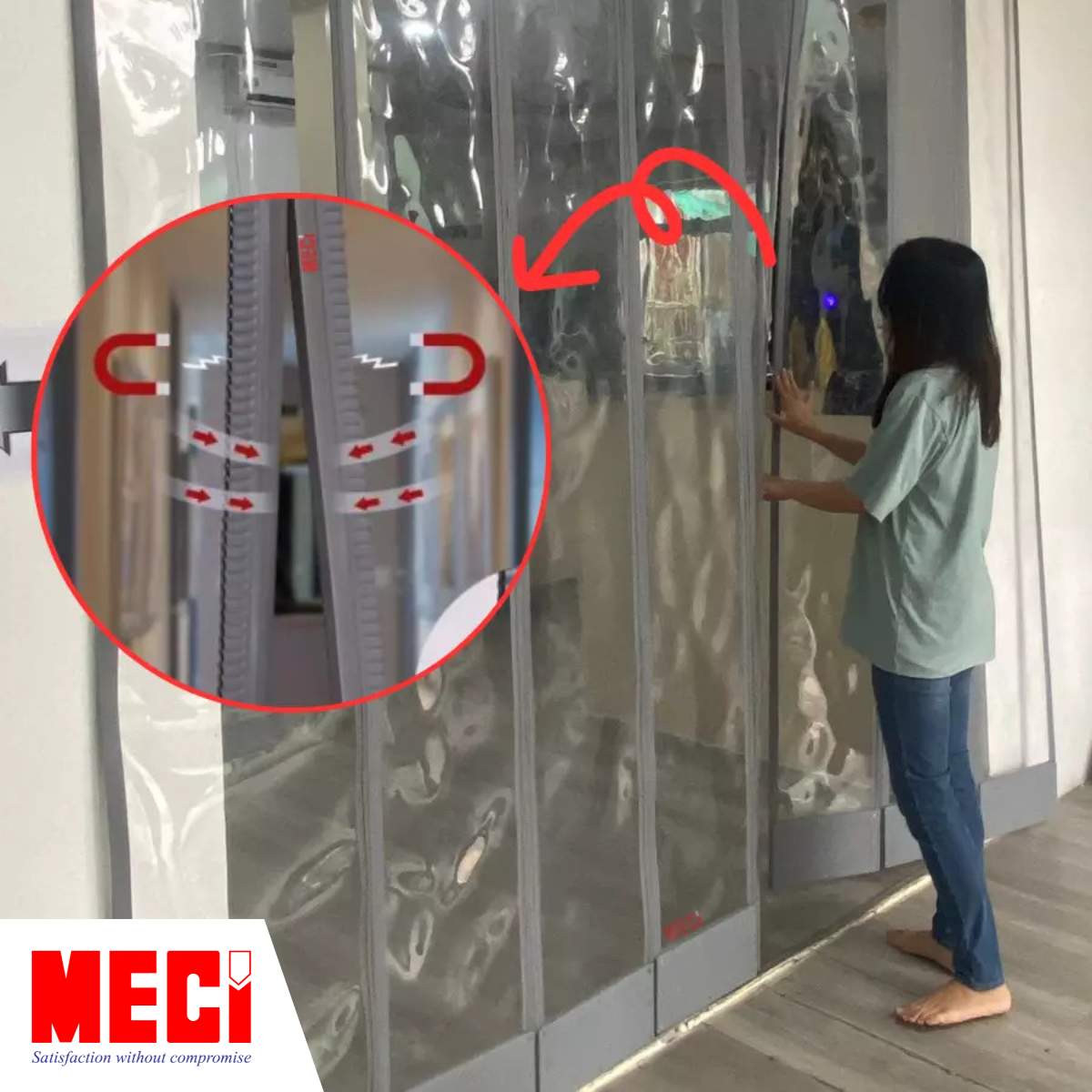 một người đang vén rèm nam châm để đi qua, có hình tròn phóng to hai viền nam châm tách rời ra