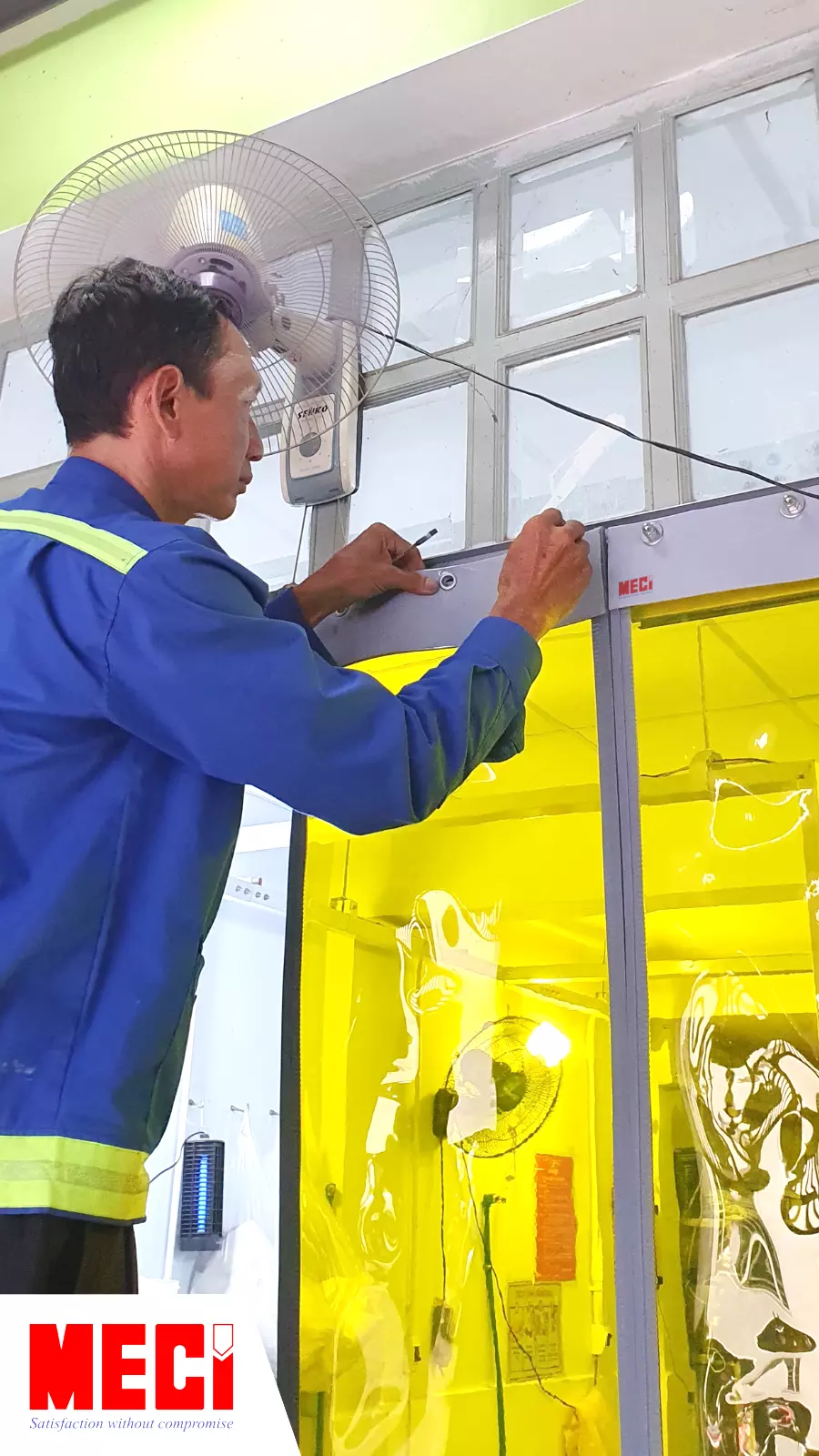 Anh kỹ thuật MECI đang siết các con ốc để cố định sợi rèm trên thanh ray