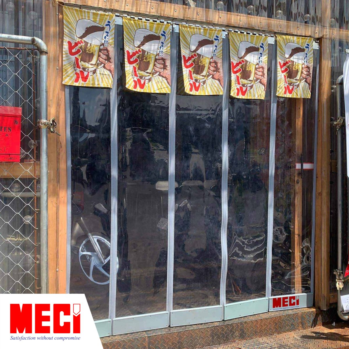 rèm nam châm trắng trong được lắp tại lối ra vào 1 quán ăn