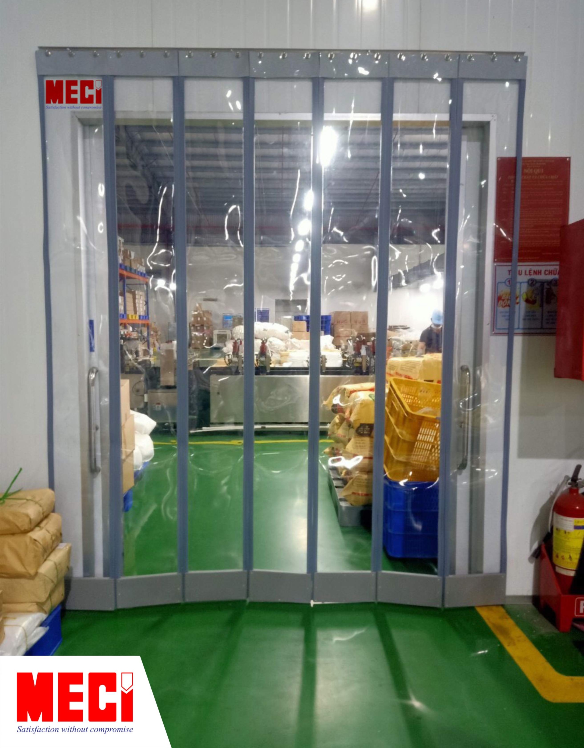 rèm nam châm ngay lối vào nhà kho