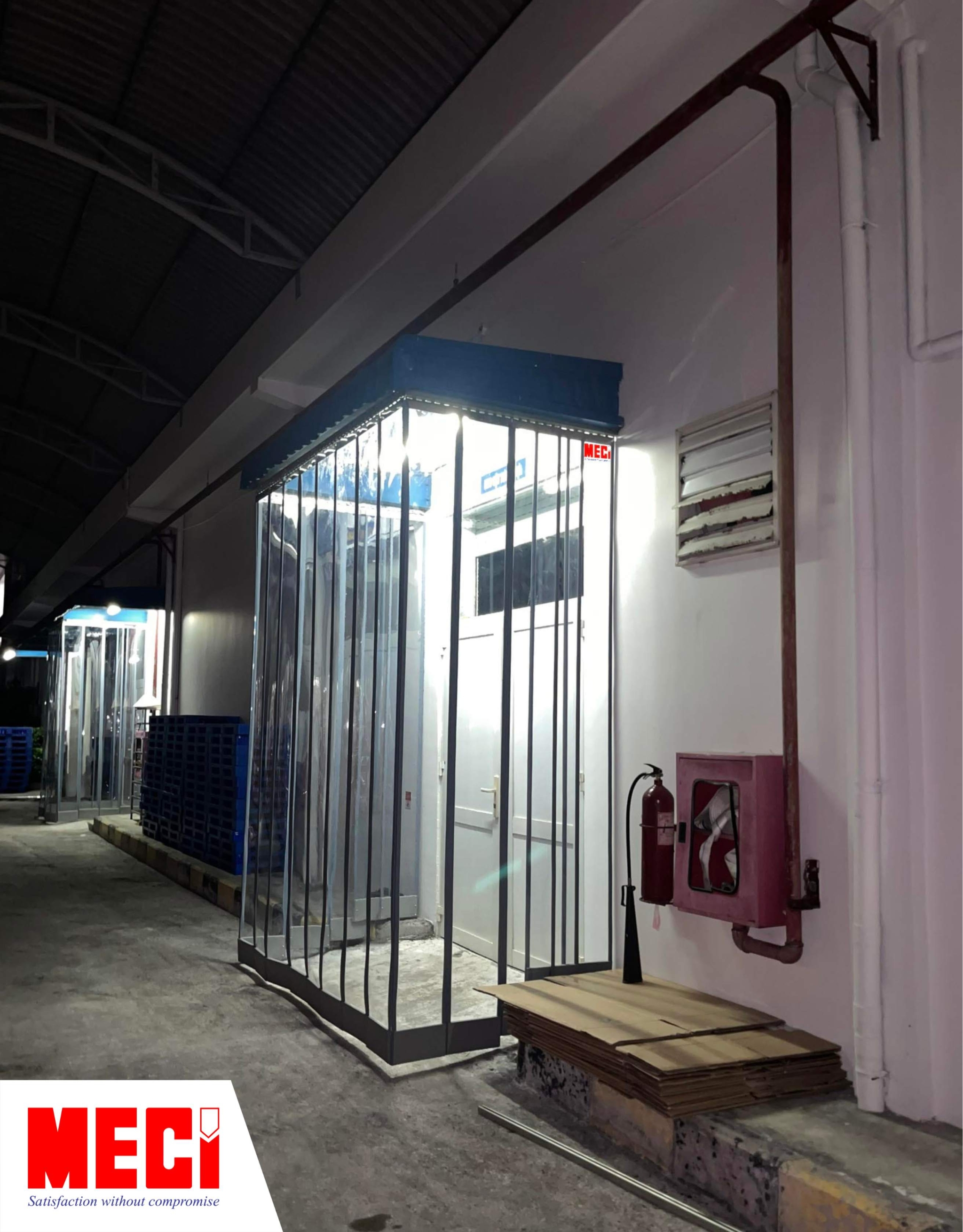 rèm nam châm được lắp ở 3 phía, tạo thành 1 hình hộp trước lối ra vào