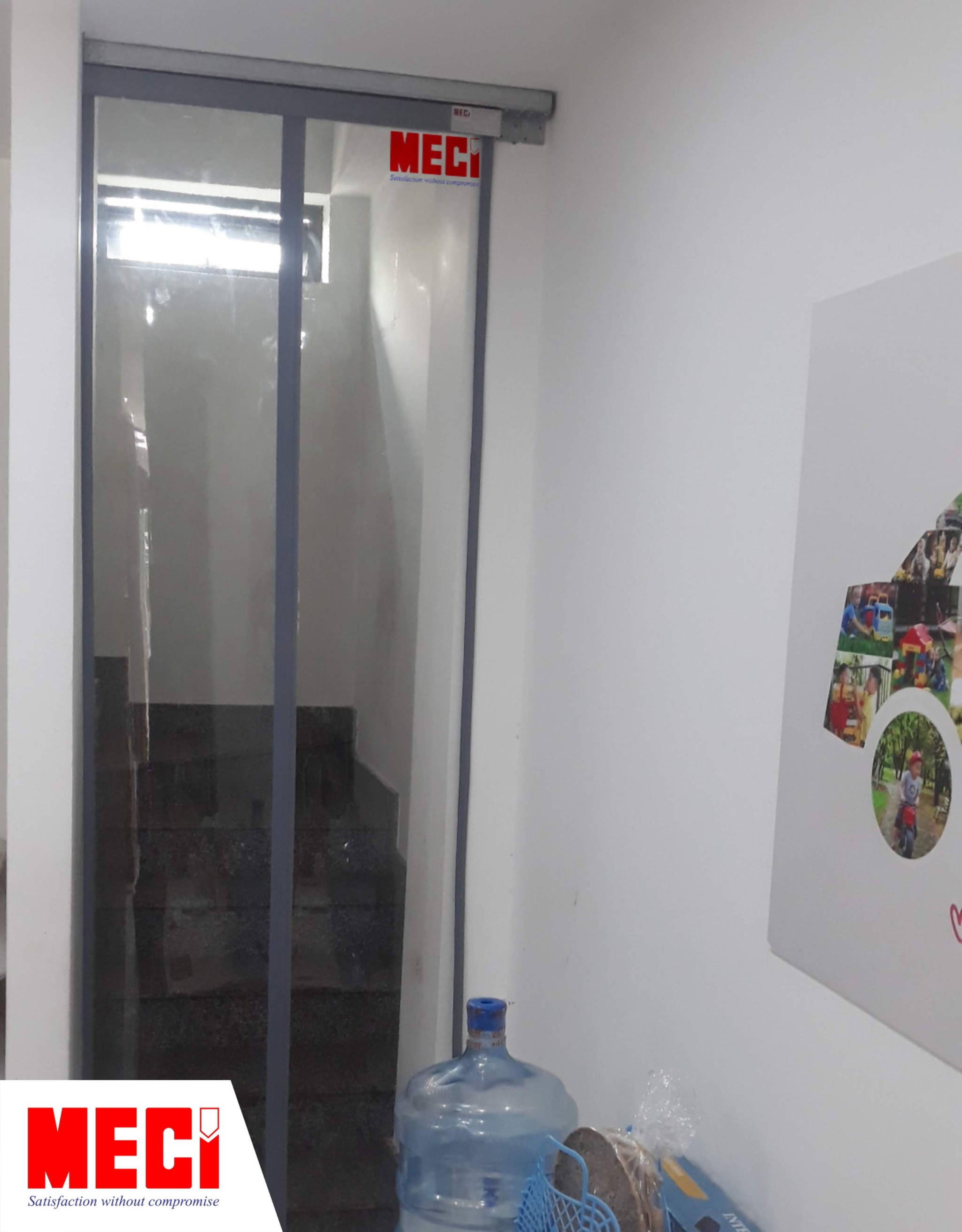 rèm nhựa nam châm trắng trong lắp ngăn lối đi cầu thang