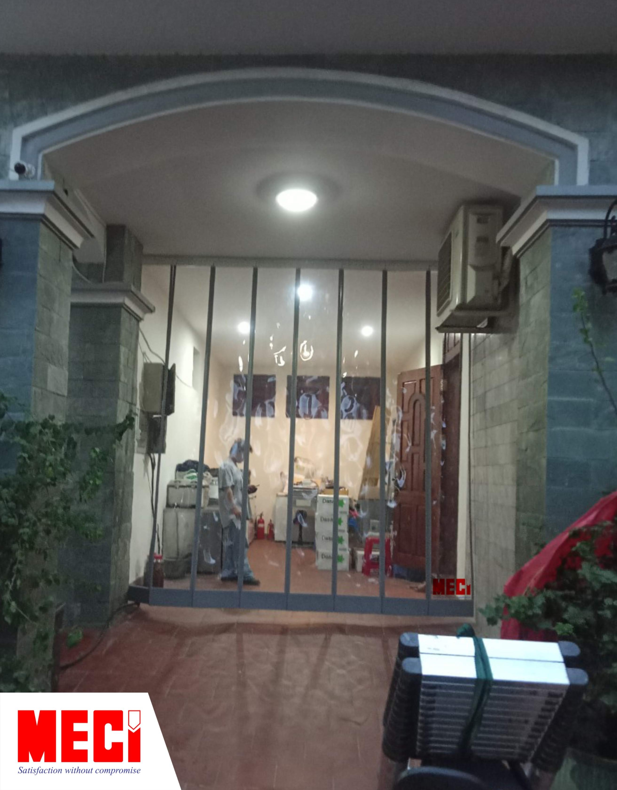 rèm nam châm được lắp ở lối ra vào nhà ở