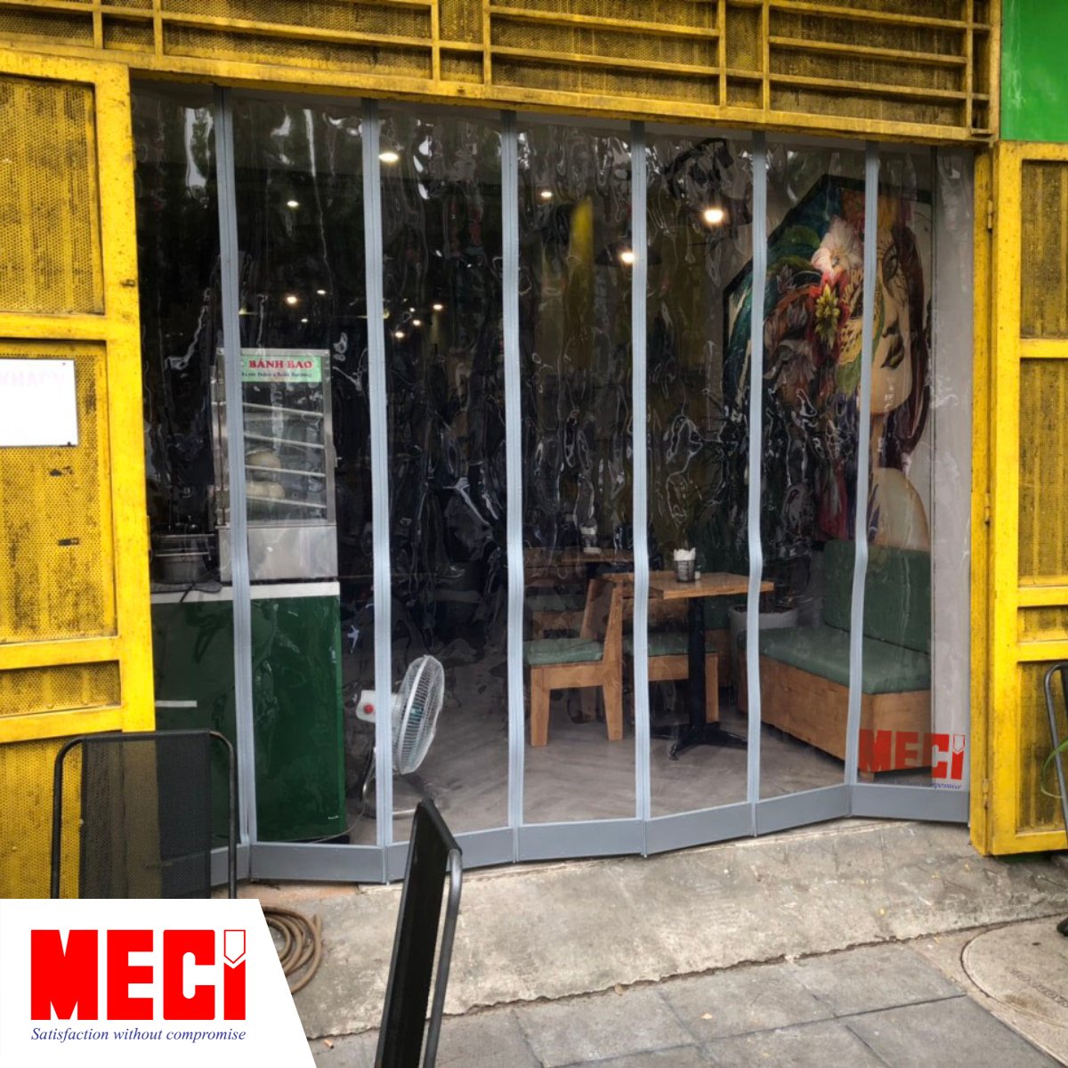rèm nam châm trắng trong lắp lối ra vào quán cà phê