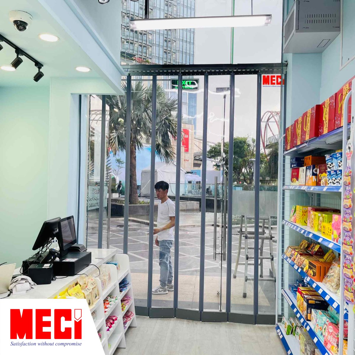 rèm nam châm trắng trong lắp ở lối ra vào 1 cửa hàng tiện lợi