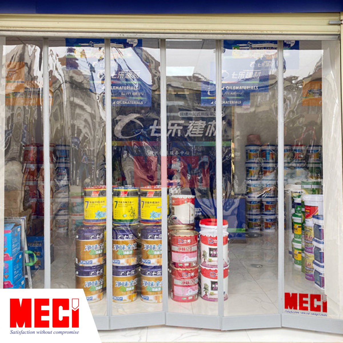 rèm nam châm ltrắng trong ắp ở lối ra vào cửa hàng bán sơn