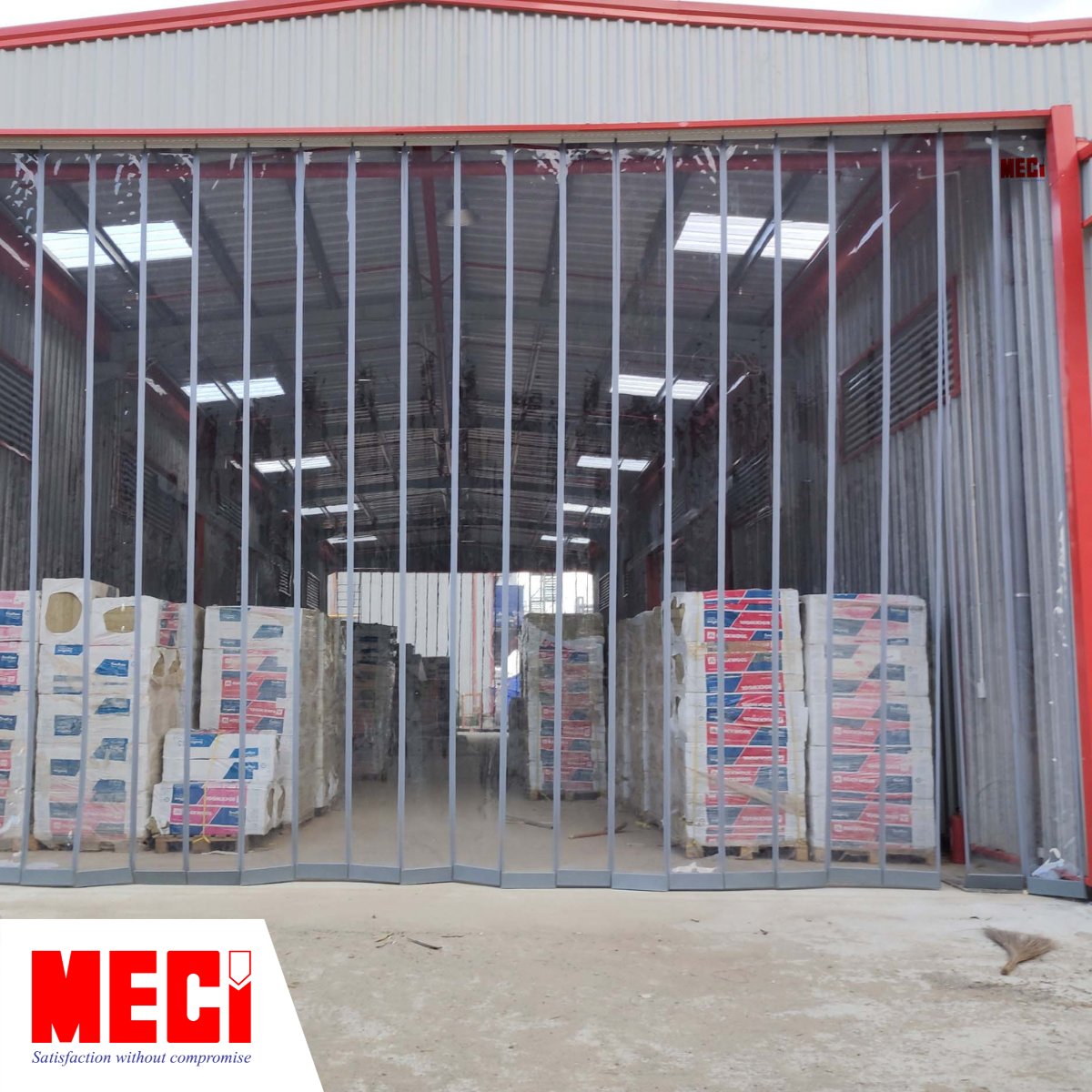 rèm nam châm trắng trong ngay lối vào nhà kho lớn