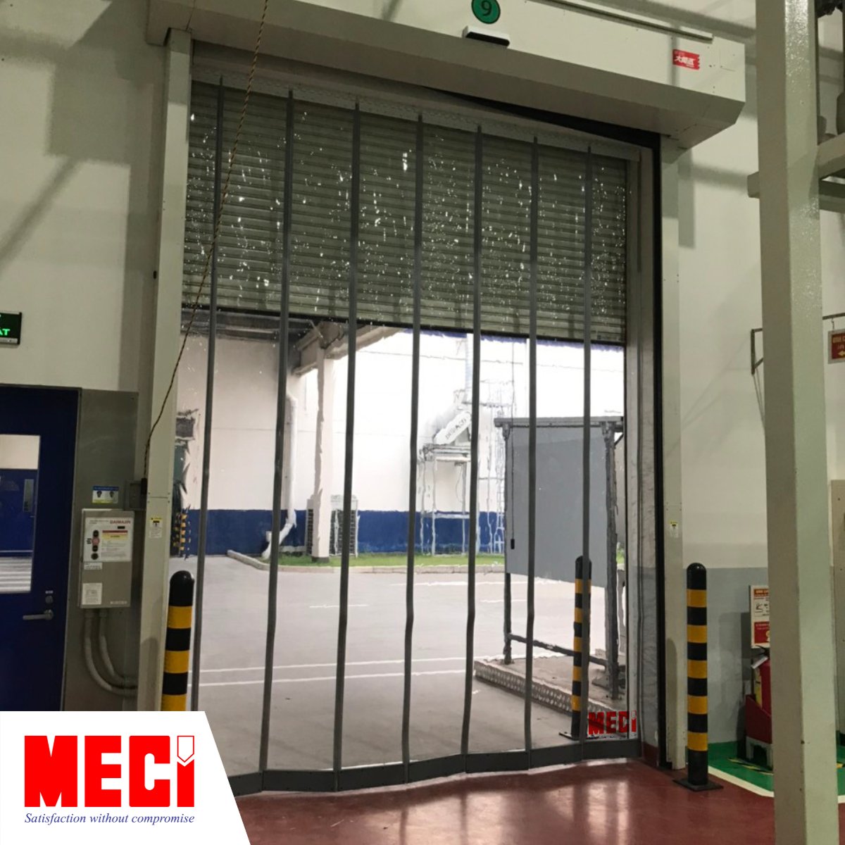 rèm nam châm trắng trong lắp sau cửa cuốn nhôm trong 1 nhà máy