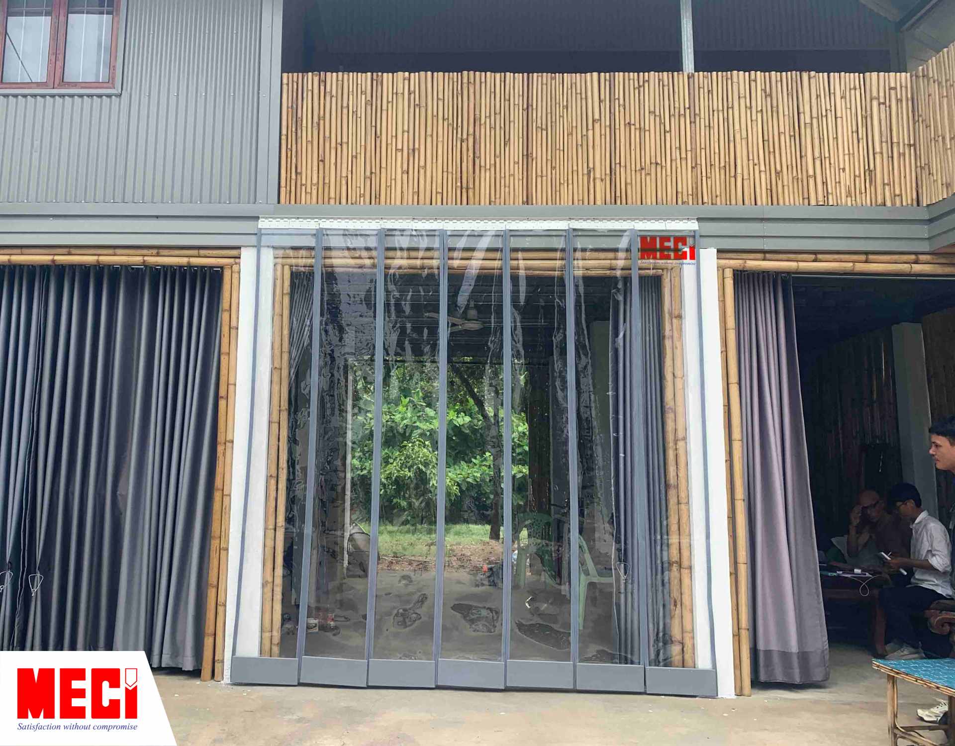 rèm nhựa nam châm được lắp tại lối đi thông ở giữa 1 cái nhà