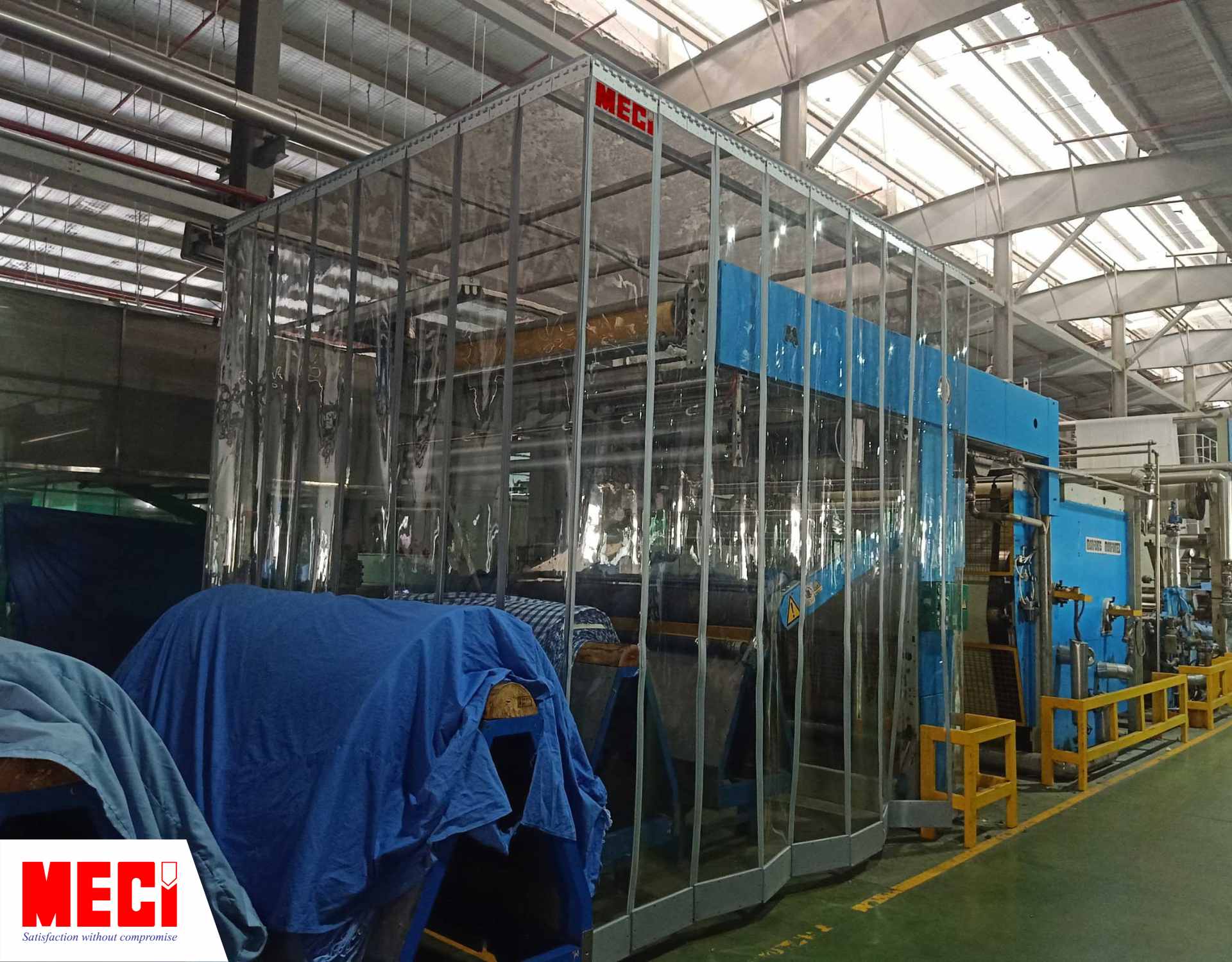 Rèm nhựa nam châm ngăn máy móc, lắp bao quanh 1 chiếc máy rất đồ sộ