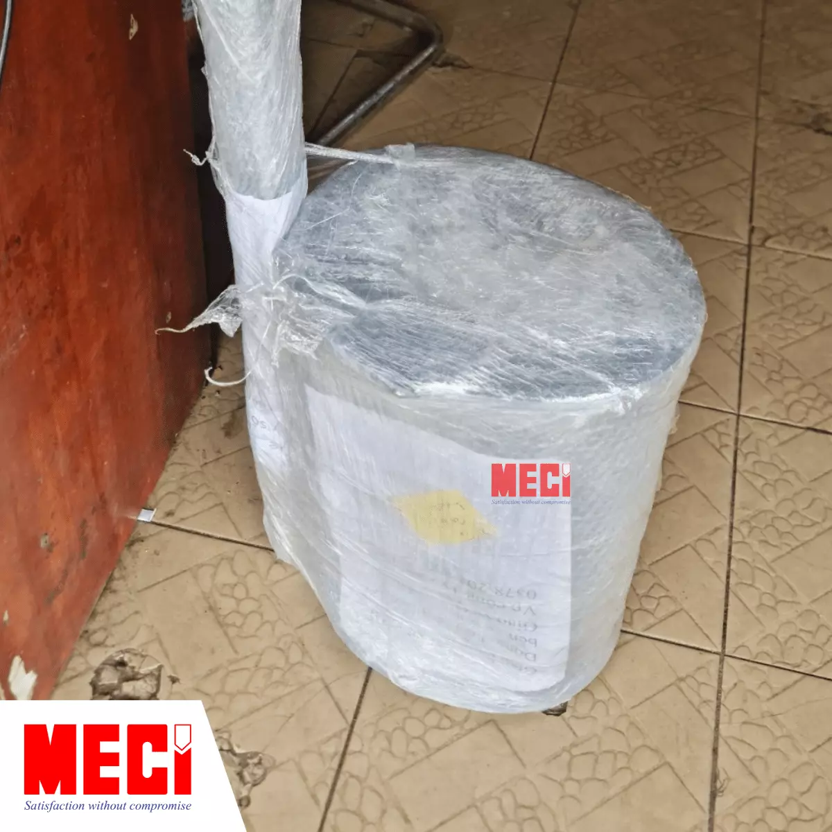 một cuộn nhựa nam châm được quấn bọc chống sốc xung quanh 