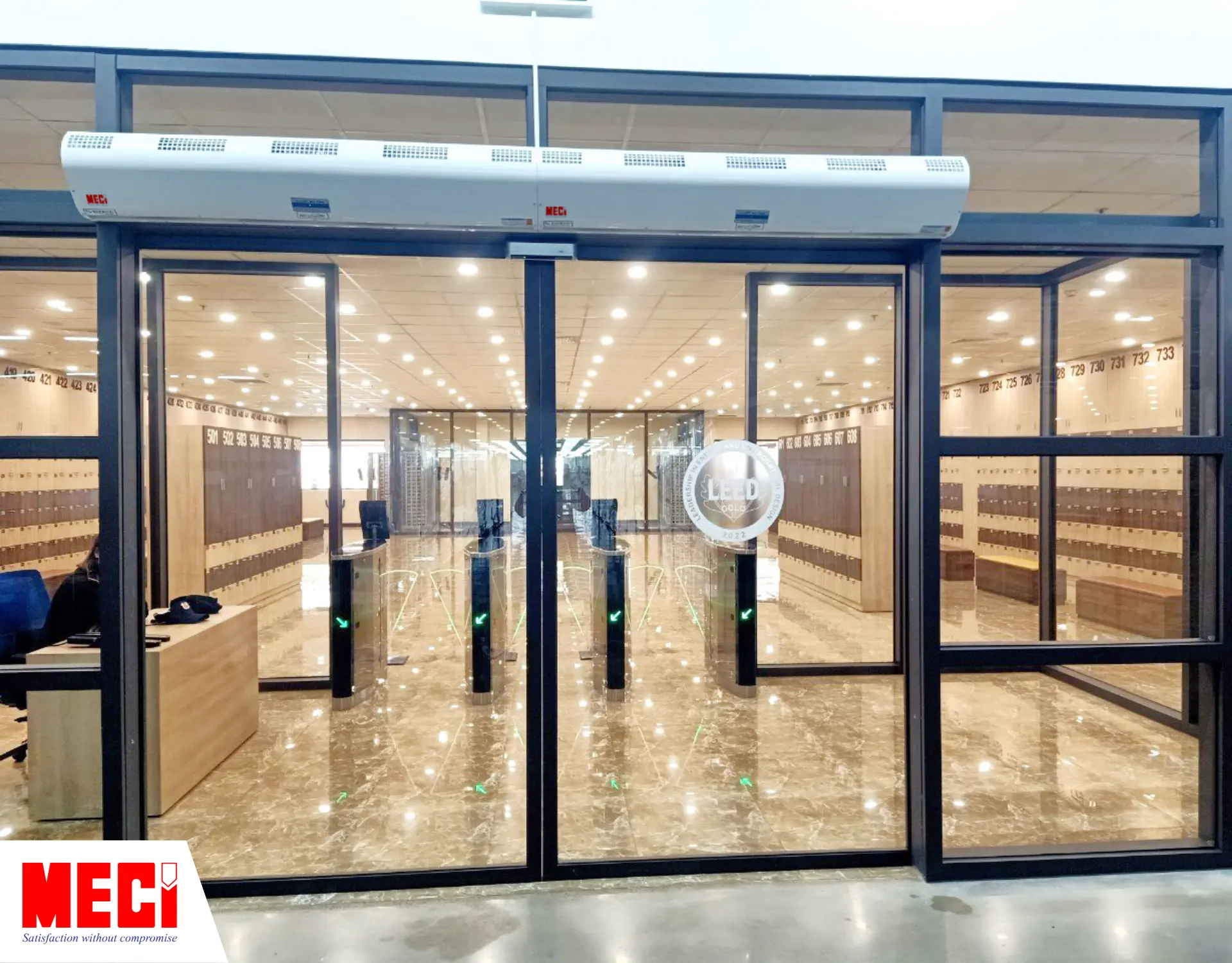 Quạt cắt gió lắp tại vị trí ra vào của cửa hàng