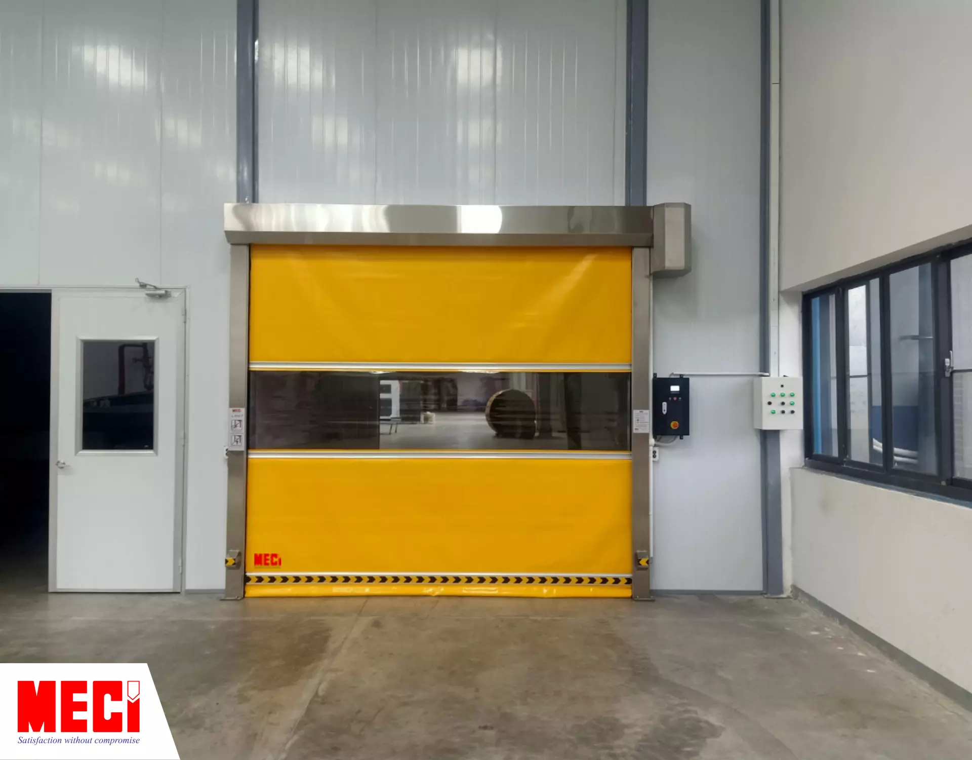 Cửa cuốn nhanh PVC lắp tại vị trí ra vào nhà máy