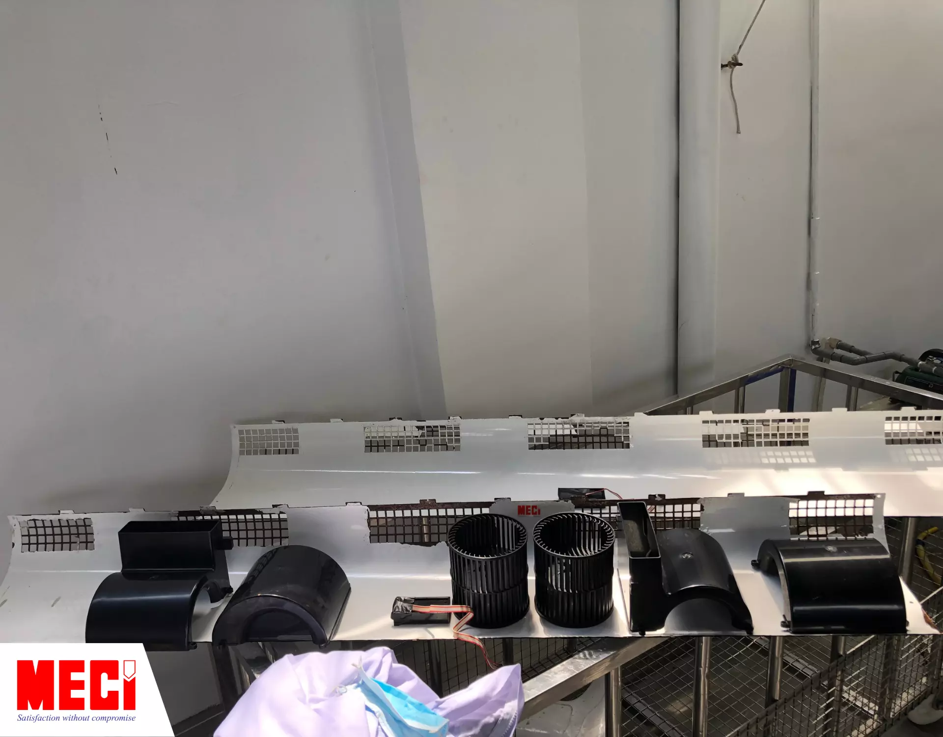 Các bộ phận quạt cắt gió được phơi ngăn nắp
