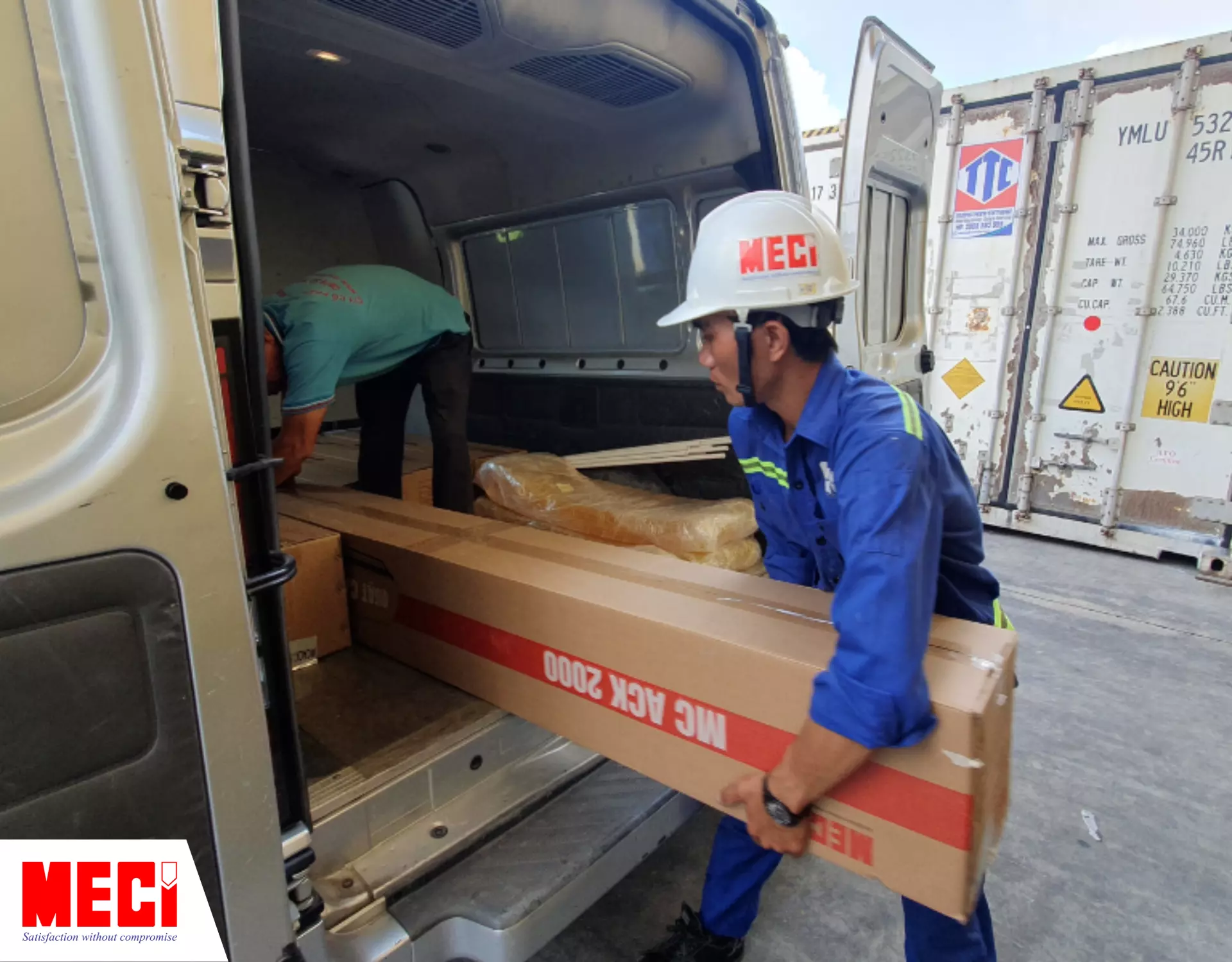 Nhân viên MECI đang vận chuyển thùng quạt cắt gió 