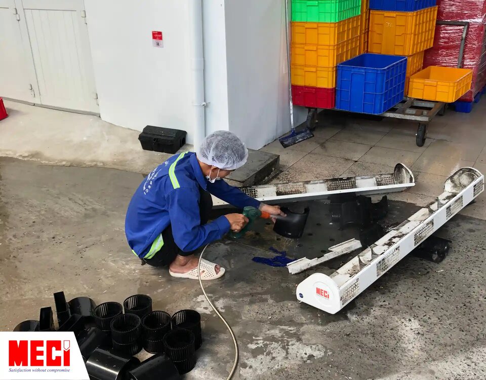 Kỹ thuật MECI đang vệ sinh quạt cắt gió